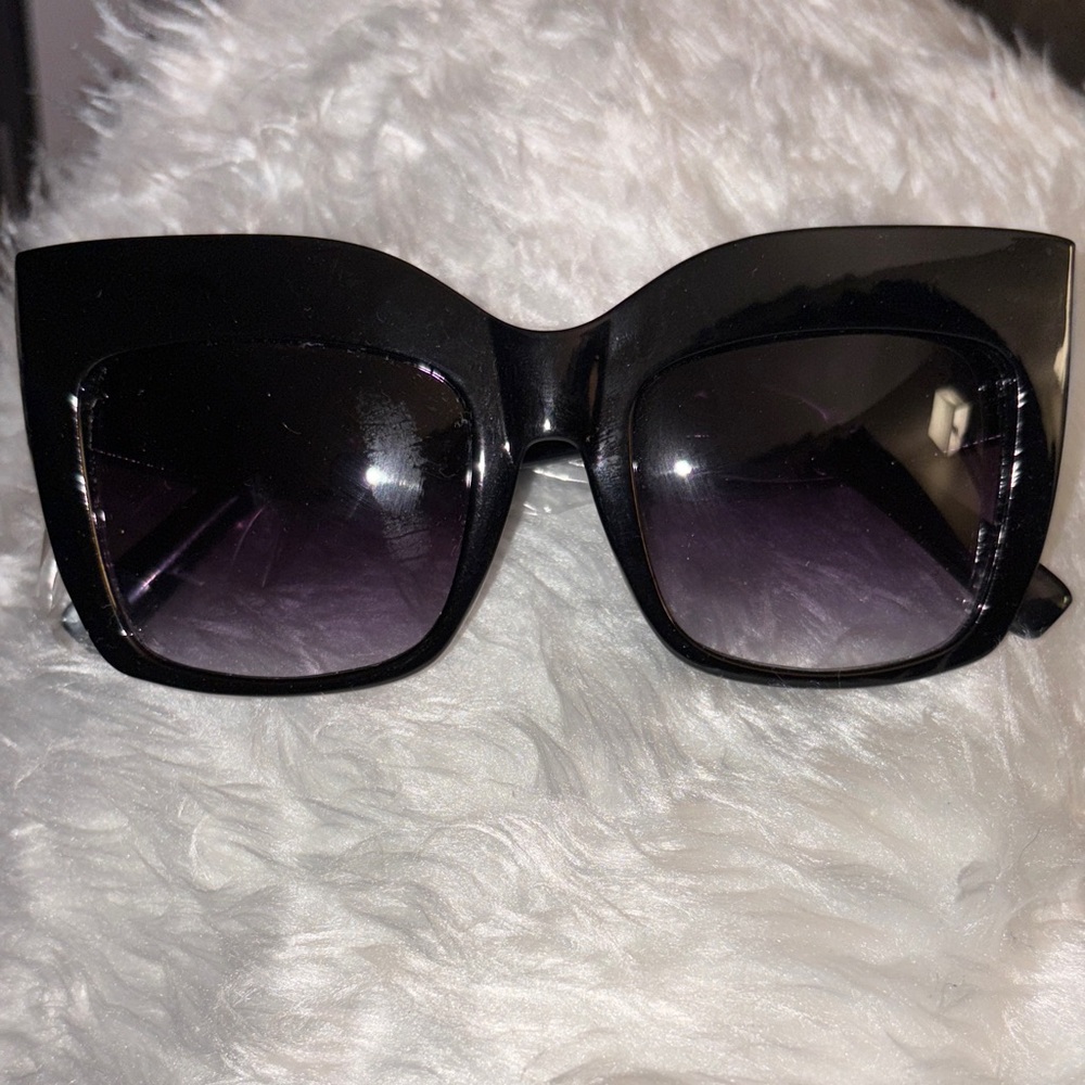 Chic Black Oversized Sunglasses